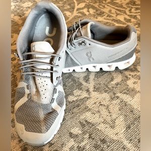 ON Cloud women’s shoes gray size 9